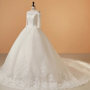 Robe de mariée élégante en dentelle blanche à épaules dénudées avec longue traîne fleurie