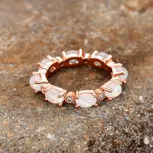 Vue détaillée de la bague éternité avec opale de feu blanche et placage en or rose