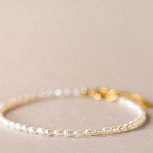 Elegantes minimalistisches Süßwasserperlenarmband mit feinem goldenem Verschluss