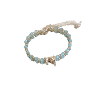 Doppellagiges Perlenarmband mit hellblauen Perlen und einem silbernen Delfinanhänger