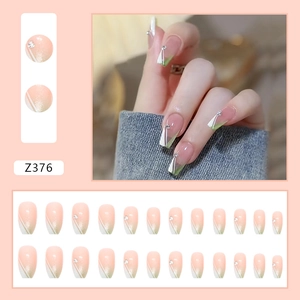 Faux ongles dégradés rose et vert avec strass brillants et lignes blanches french