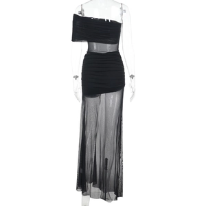 Détail de la robe en tulle noir montrant le tissu plissé et le corsage asymétrique chic