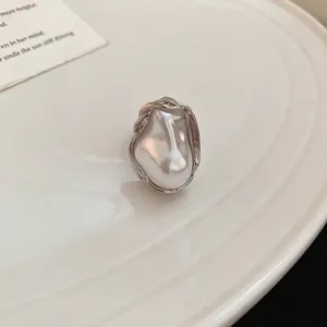 Künstlerischer doppelschichtiger Ring mit barocker Perle auf Keramiktablett