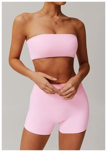 Detailaufnahme von nahtlosem rosa Yoga-BH und High-Waist-Shorts am Modell im Studio