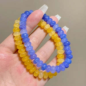 Gros plan de perles en verre craquelé jaune et violet avec textures écailles de dragon