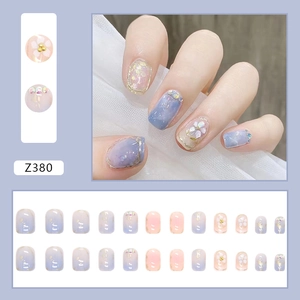 Détail des faux ongles Z380 avec fleurs en relief 3D et strass brillants décoratifs