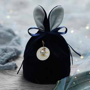 Sac à bonbons de mariage en velours bleu marine avec oreilles de lapin et perle décorative
