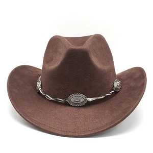 Détail d'un chapeau de cow-boy en daim marron avec ruban tressé et ornements en métal vintage
