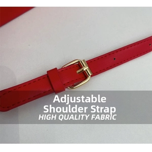 Détail d'une bandoulière réglable en cuir rouge avec boucle dorée et couture précise