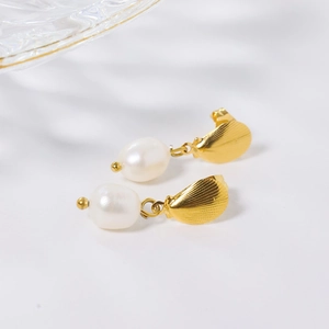 Elegante goldene Perlenohrringe mit Muscheltextur und französischem Vintage-Stil