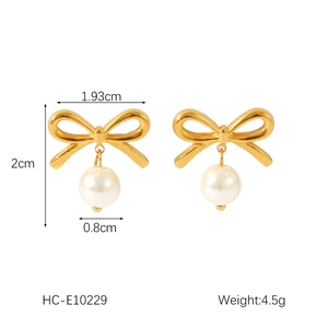 Size specifications of gold bow earrings with pearls including 2cm height and 1.93cm width