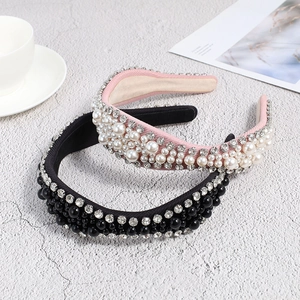 Serre-têtes larges élégants avec perles et strass en rose et noir sur surface texturée