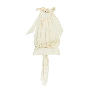 Detail eines cremeweißen Neckholder-Tops mit eleganten Bändern und weichem Stofffall