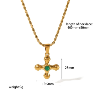 Détail du collier pendentif croix en acier inoxydable 18K avec pierre verte