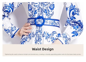 Primo piano del design in vita e dei motivi floreali blu sul vestito bianco elegante