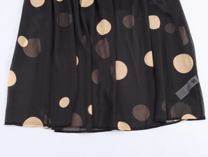 Robe longue en mousseline noire à grands pois beige avec ourlet fluide pour femme chic