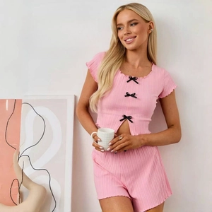 Ensemble détente deux pièces en tricot côtelé rose avec nœuds noirs et fentes latérales
