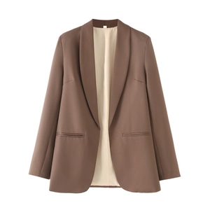 Détail du revers marron et de la texture du tissu de ce blazer décontracté pour femme
