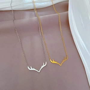 Collana minimalista in acciaio al titanio con ciondolo a corna di cervo oro e argento
