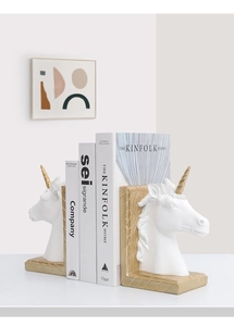 Détail de serre-livres licorne luxe blanc et or avec texture résine et finition dorée
