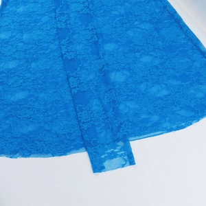 Dettaglio del tessuto in pizzo blu reale con intricato uncinetto floreale e motivi traforati