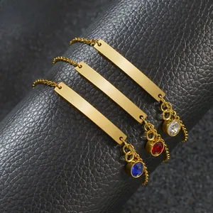Dettaglio dei bracciali placcati oro 18 carati con ciondoli in zircone colorato su base nera