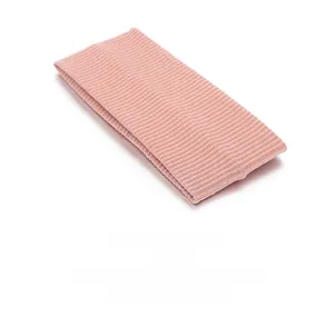 Gros plan du bandeau en maille côtelée rose montrant la texture élastique détaillée