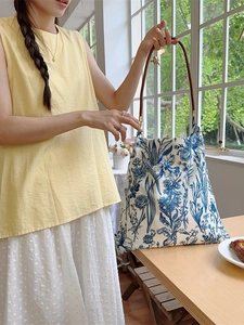 Retro blue and white floral pattern canvas shoulder bag with brown leather handles