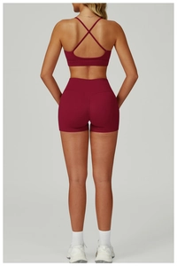 Vue arrière d'un ensemble de yoga bordeaux avec brassière ajourée et short à taille haute