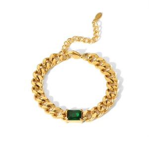 Détail d'un bracelet gourmette en acier plaqué or 18k avec pierre précieuse verte