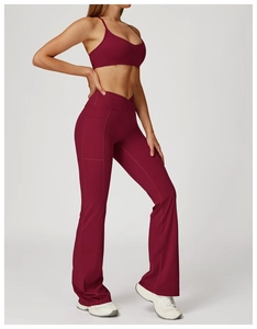 Ensemble de yoga bordeaux avec brassière et pantalon évasé à poche latérale