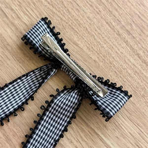 Barrette d'Halloween à nœud papillon à carreaux noir et blanc avec bordure en dentelle