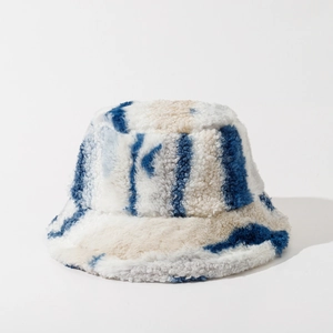 Gros plan sur le tissu épais en peluche à motif marbré bleu et blanc du chapeau bob