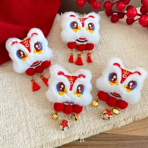 Barrette à cheveux lion chinois en peluche avec glands rouges et petites cloches