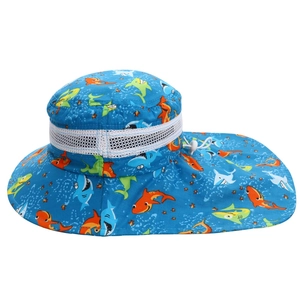 Détail du chapeau soleil bleu enfant avec requins, protège-nuque et bande respirante