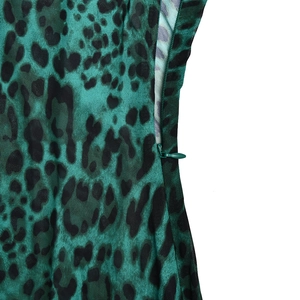 Détail de la robe léopard verte avec fermeture éclair invisible latérale et tissu léger