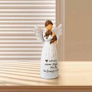Figura de ángel de resina con perro y frase conmemorativa en la base del adorno