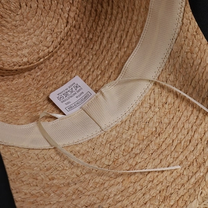 Detailansicht der internen 100% Raffia-Webung und des beigen Schweißbands vom Sonnenhut