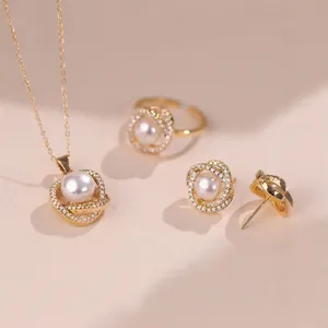 Set di gioielli in perle dorate con collana, anello e orecchini con inserti in zircone