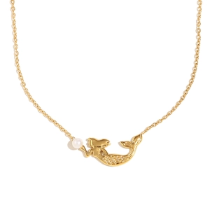 Collier en acier inoxydable plaqué or 18K avec pendentif sirène et perle sur fond blanc