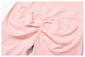 Détail du short de yoga sans couture rose clair avec taille haute et texture plissée