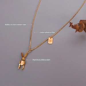 Collana dorata con ciondolo a coniglio meccanico e piastrina LUCK su catena mista