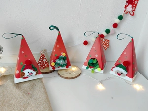 Chaussettes de Noël en polaire corail dans des boîtes triangulaires avec rubans et étoiles