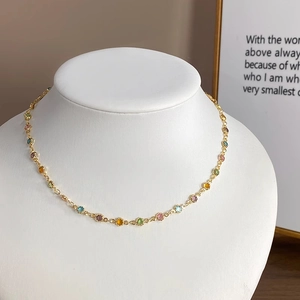 Detailansicht einer bunten Zirkon-Blumenkette an einer Goldkette am Halsmodell