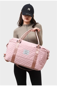 Pink quilted travel bag with large capacity and dry-wet separation for yoga and sports