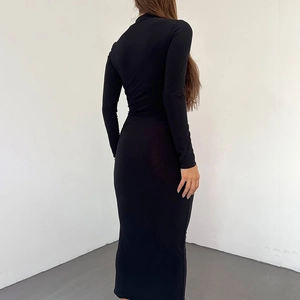 Robe longue noire élégante à manches longues et coupe ajustée avec maille vue de dos