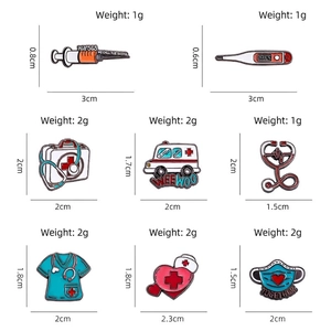 Lot de 8 broches médicales en émail avec stéthoscope et ambulance avec les dimensions