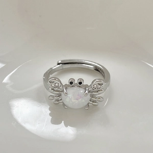 Anillo de cangrejo ajustable con piedra de luna y circonitas en vista superior pura