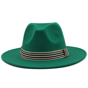 Dettaglio della trama del cappello fedora in lana verde bosco con nastro a righe e tesa larga