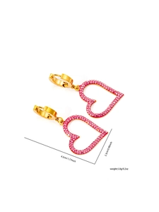 Detailansicht goldener Herzohrringe mit rosa Zirkon inklusive Größenangaben